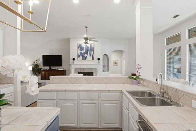 25 Stoneleigh Way, San Antonio, TX 78218