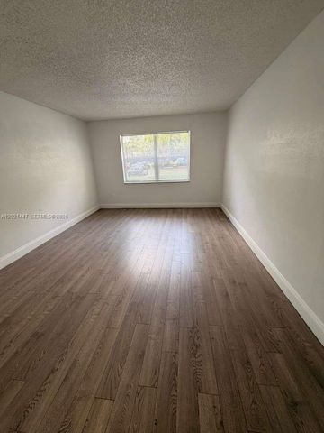 4235 N University Dr 106, Sunrise, FL 33351