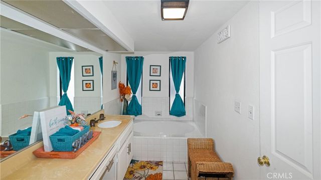 20651 Roscoe L, Winnetka, CA 91306