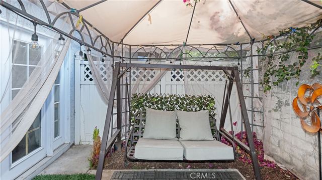 20651 Roscoe L, Winnetka, CA 91306