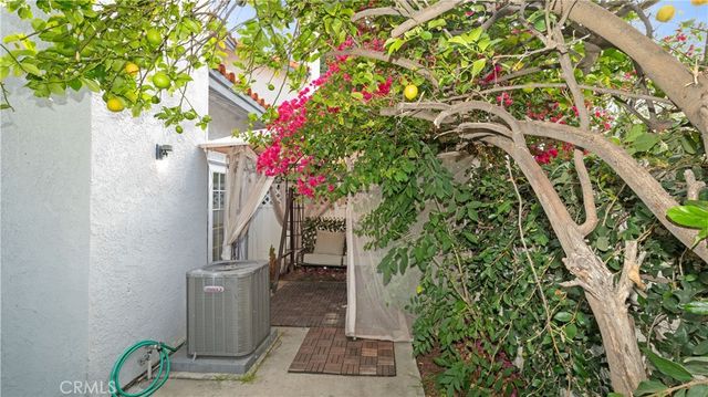 20651 Roscoe L, Winnetka, CA 91306