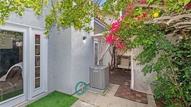 20651 Roscoe L, Winnetka, CA 91306