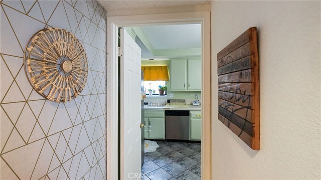 20651 Roscoe L, Winnetka, CA 91306
