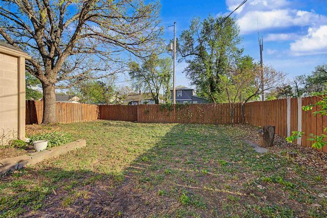 525 Fairview St, Salina, KS 67401