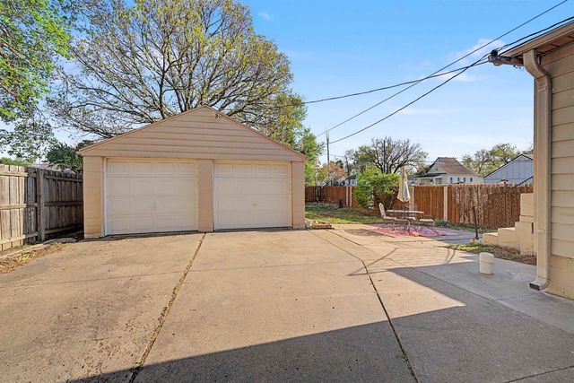 525 Fairview St, Salina, KS 67401