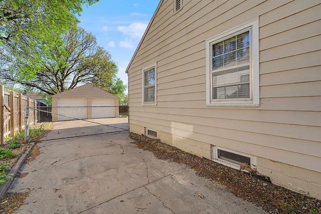 525 Fairview St, Salina, KS 67401