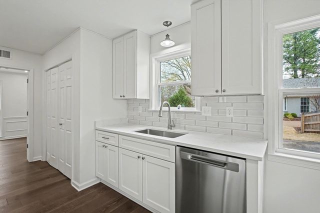 7953 WOODFORD LN, Germantown, TN 38138