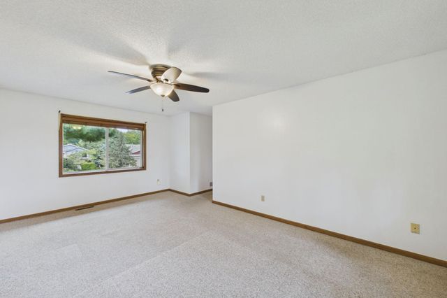 7018 43rd Street N, Oakdale, MN 55128