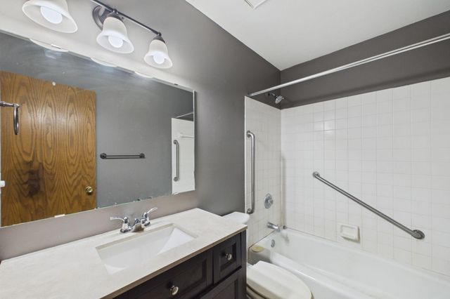 7018 43rd Street N, Oakdale, MN 55128