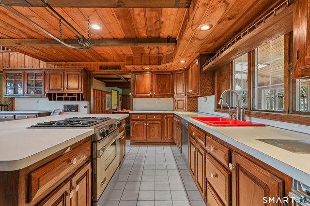 250 Tanglewood Road, Stratford, CT 06614