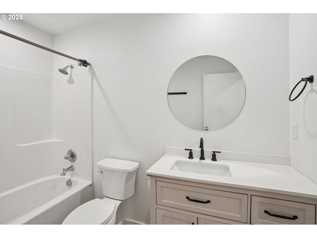 111 FINN HALL Rd, Woodland, WA 98674