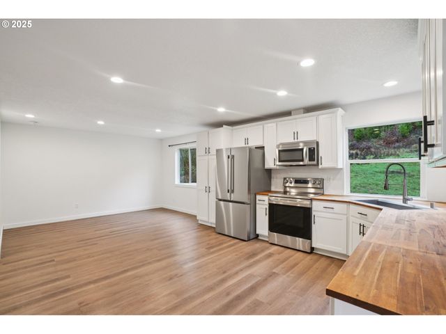 111 FINN HALL Rd, Woodland, WA 98674