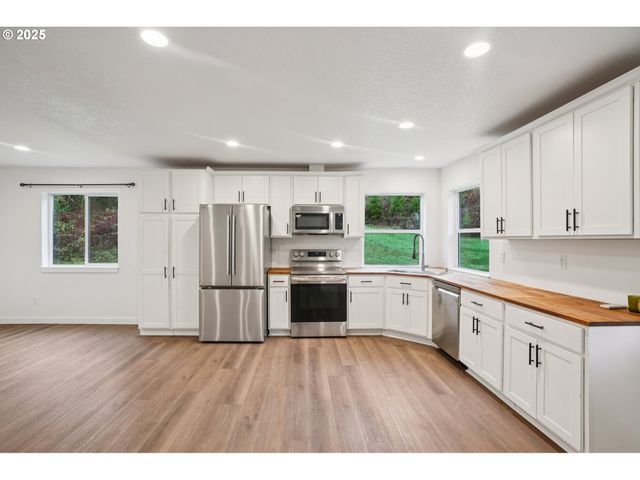 111 FINN HALL Rd, Woodland, WA 98674