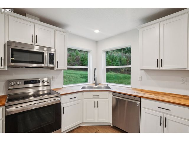 111 FINN HALL Rd, Woodland, WA 98674