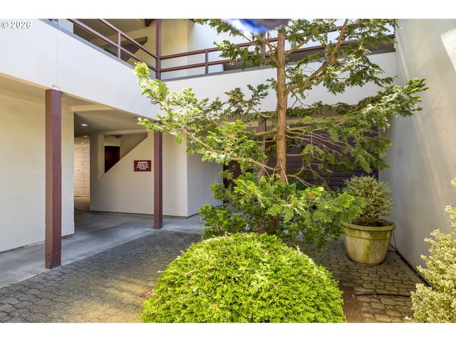 5150 S LANDING Dr 308B2, Portland, OR 97239