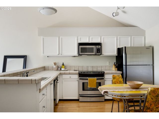 5150 S LANDING Dr 308B2, Portland, OR 97239