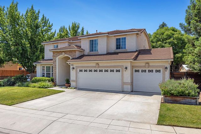 2696 Robinwood Avenue, Clovis, CA 93611