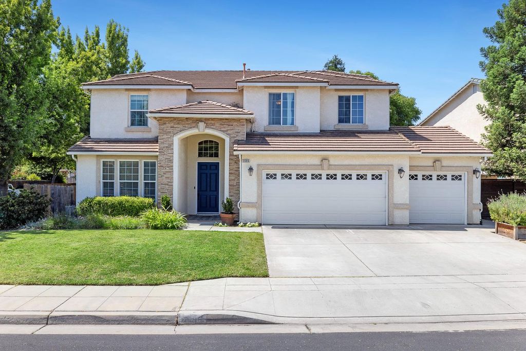 2696 Robinwood Avenue, Clovis, CA 93611