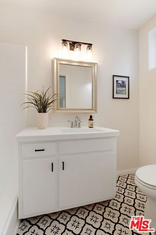 1045 N Ardmore Avenue, Los Angeles, CA 90029