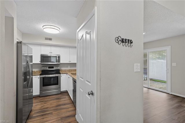 916 Woodcreek DR, Newport News, VA 23608