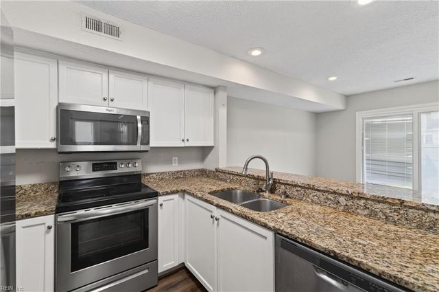 916 Woodcreek DR, Newport News, VA 23608