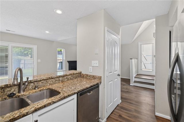 916 Woodcreek DR, Newport News, VA 23608