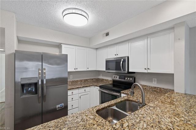 916 Woodcreek DR, Newport News, VA 23608