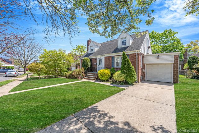 8 Maple Lane, New Hyde Park, NY 11040