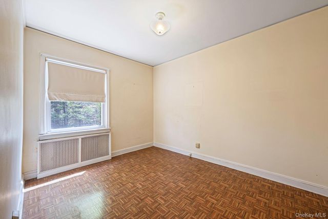 8 Maple Lane, New Hyde Park, NY 11040