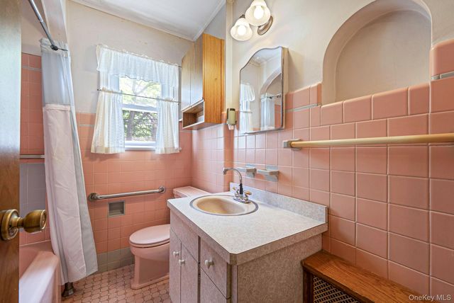 8 Maple Lane, New Hyde Park, NY 11040