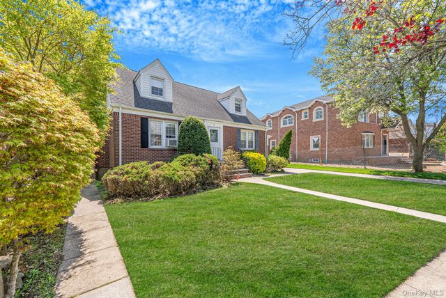 8 Maple Lane, New Hyde Park, NY 11040