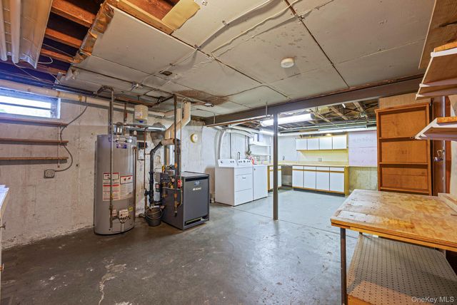 8 Maple Lane, New Hyde Park, NY 11040