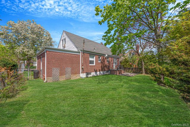 8 Maple Lane, New Hyde Park, NY 11040