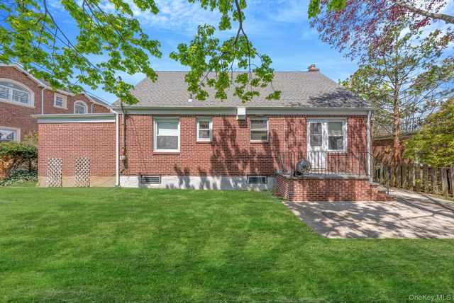 8 Maple Lane, New Hyde Park, NY 11040