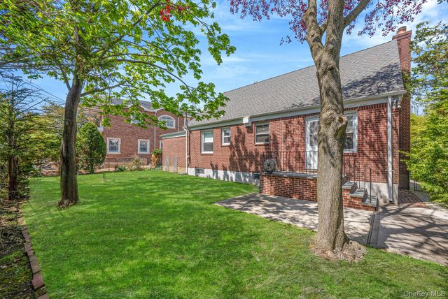 8 Maple Lane, New Hyde Park, NY 11040