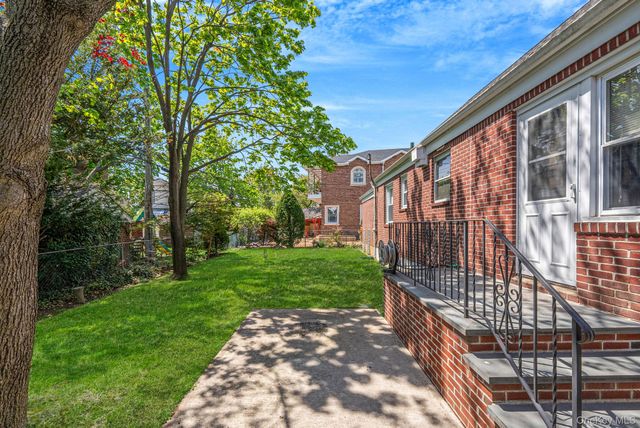 8 Maple Lane, New Hyde Park, NY 11040