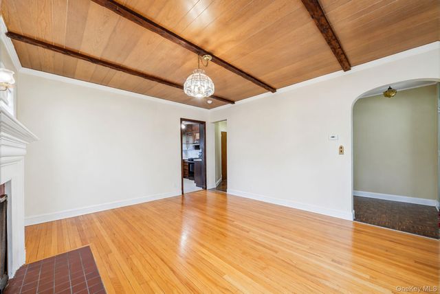 8 Maple Lane, New Hyde Park, NY 11040