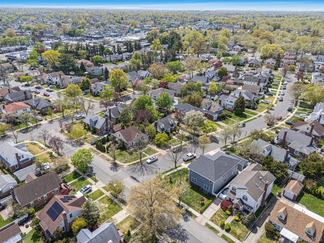 8 Maple Lane, New Hyde Park, NY 11040