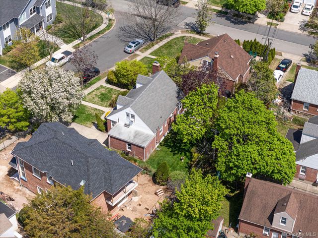 8 Maple Lane, New Hyde Park, NY 11040