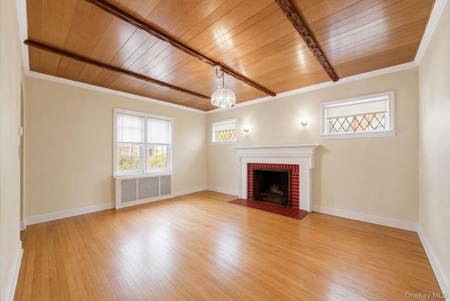 8 Maple Lane, New Hyde Park, NY 11040