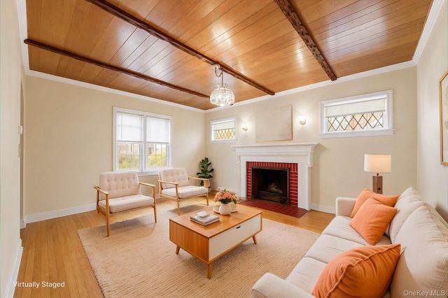 8 Maple Lane, New Hyde Park, NY 11040