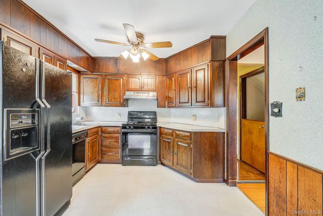 8 Maple Lane, New Hyde Park, NY 11040