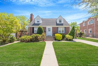 8 Maple Lane, New Hyde Park, NY 11040