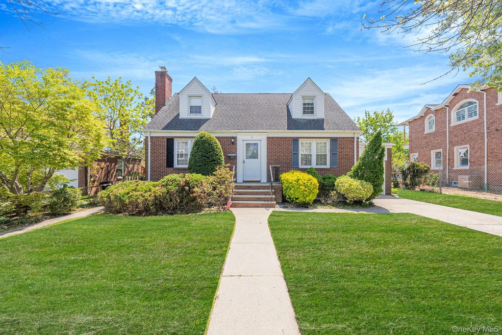 8 Maple Lane, New Hyde Park, NY 11040