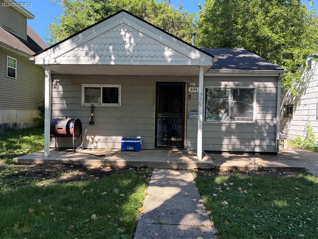 8443 Mettetal Street, Detroit, MI 48228