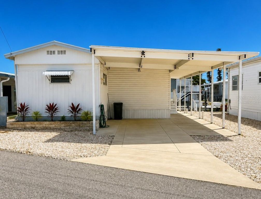 Image 2 of property listing at 6918 E BAYOU LANE, Bradenton, FL 34207