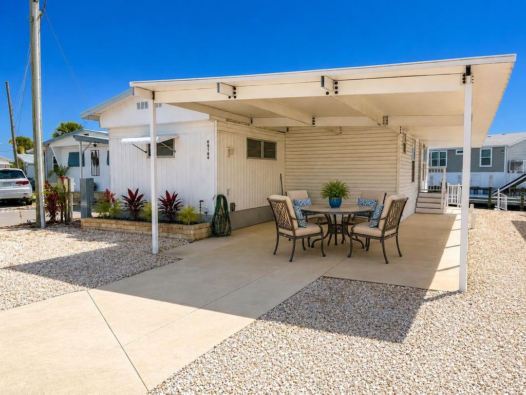 Image 3 of property listing at 6918 E BAYOU LANE, Bradenton, FL 34207