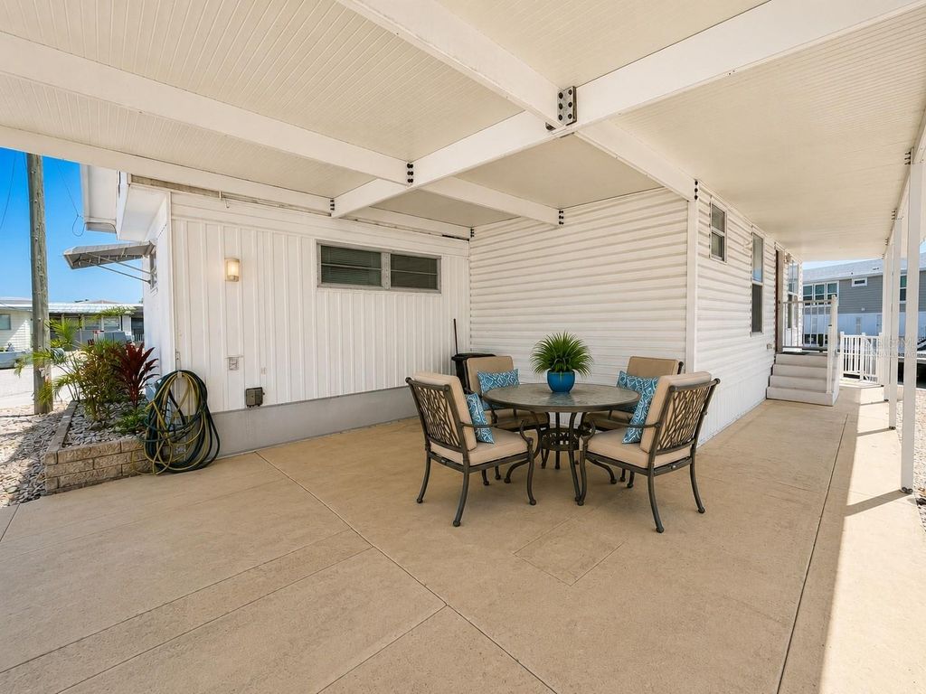 Image 4 of property listing at 6918 E BAYOU LANE, Bradenton, FL 34207