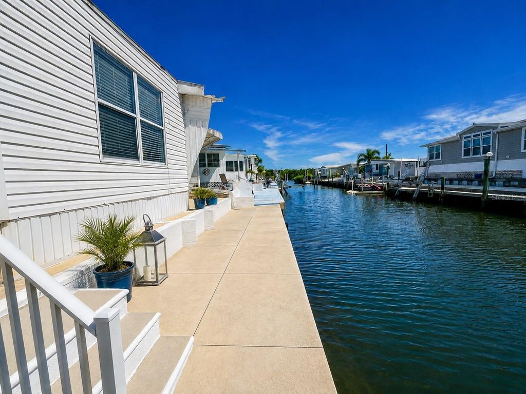 Image 6 of property listing at 6918 E BAYOU LANE, Bradenton, FL 34207