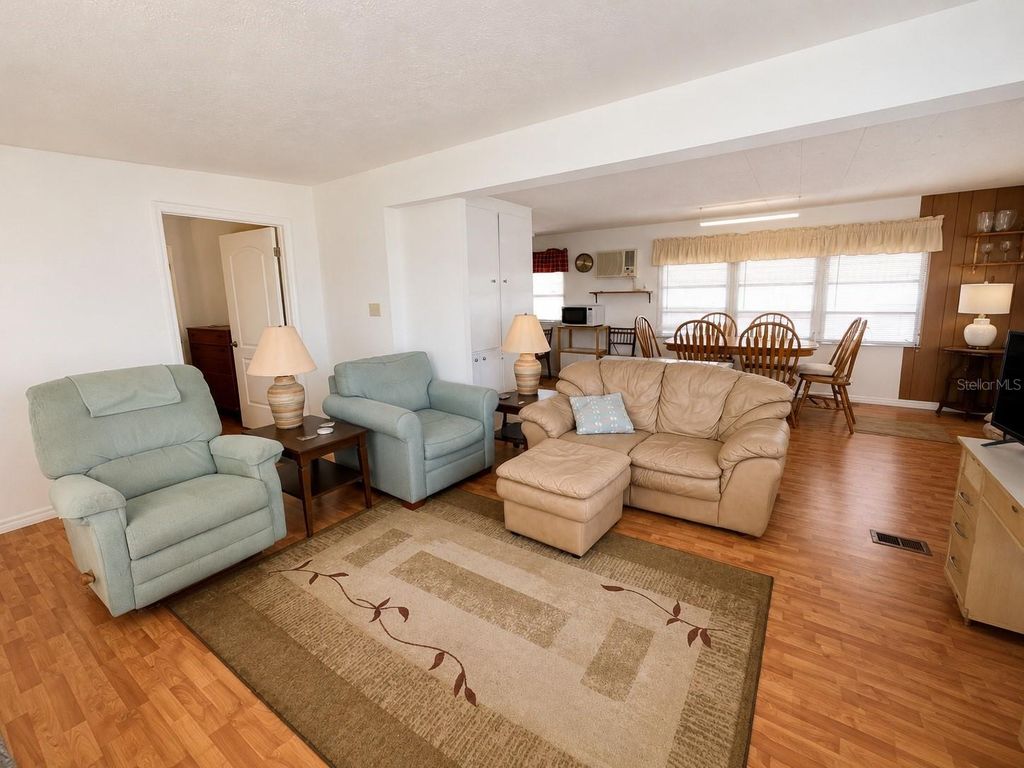Image 8 of property listing at 6918 E BAYOU LANE, Bradenton, FL 34207